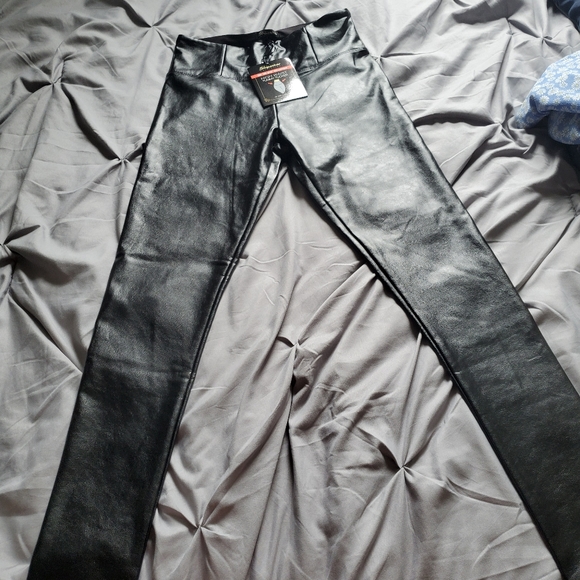 Small faux leather pants - Picture 2 of 3